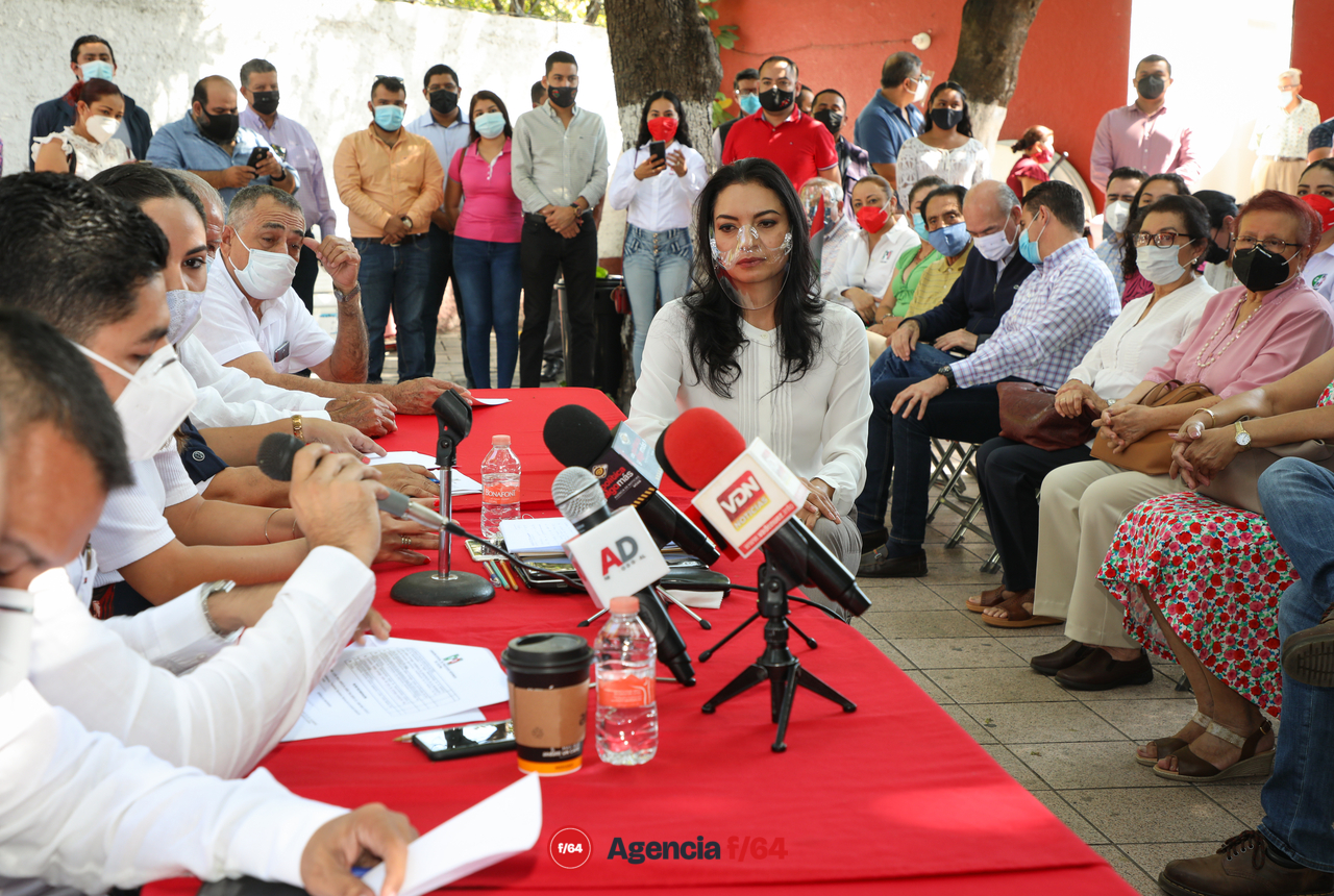 Mely Romero en la recepción y revisión de los documentos para su registro como precandidata al Partido Revolucionario Institucional