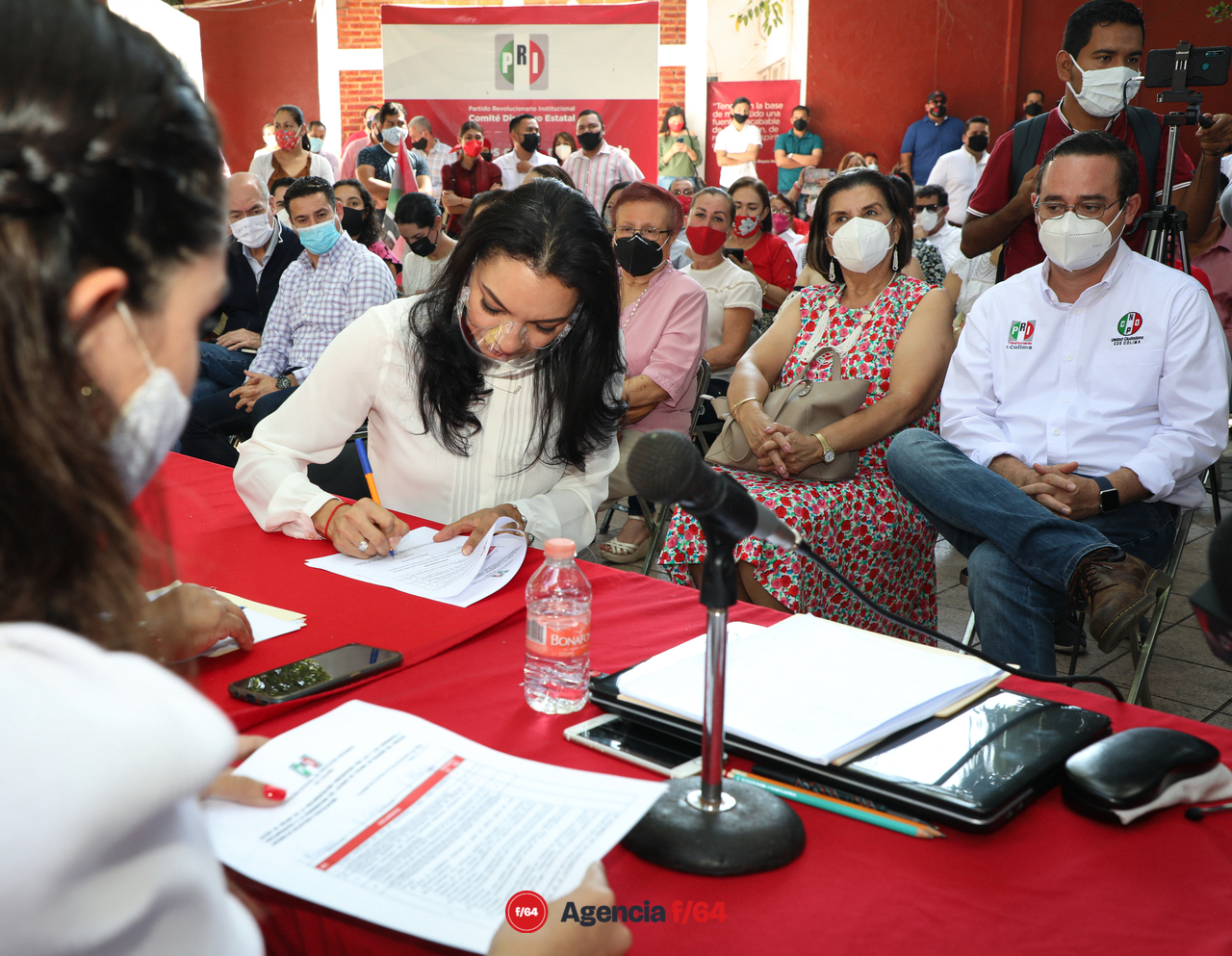 Mely Romero en la recepción y revisión de los documentos para su registro como precandidata por el Partido Revolucionario Institucional.