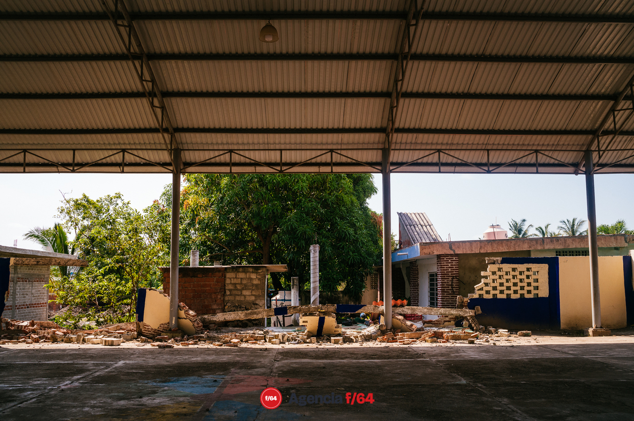 La comunidad más afectada del municipio de Cohuayana en Michoacán de Ocampo fue Boca de Apiza, comunidad pesquera y de servicios.
Aún esperan ayuda de parte de los tres niveles de gobierno para comenzar la reconstrucción.