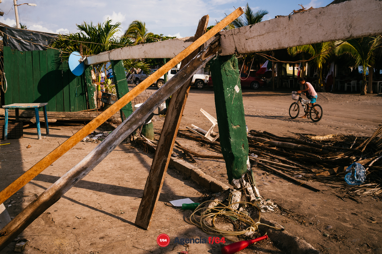 La comunidad más afectada del municipio de Cohuayana en Michoacán de Ocampo fue Boca de Apiza, comunidad pesquera y de servicios.
Aún esperan ayuda de parte de los tres niveles de gobierno para comenzar la reconstrucción.
