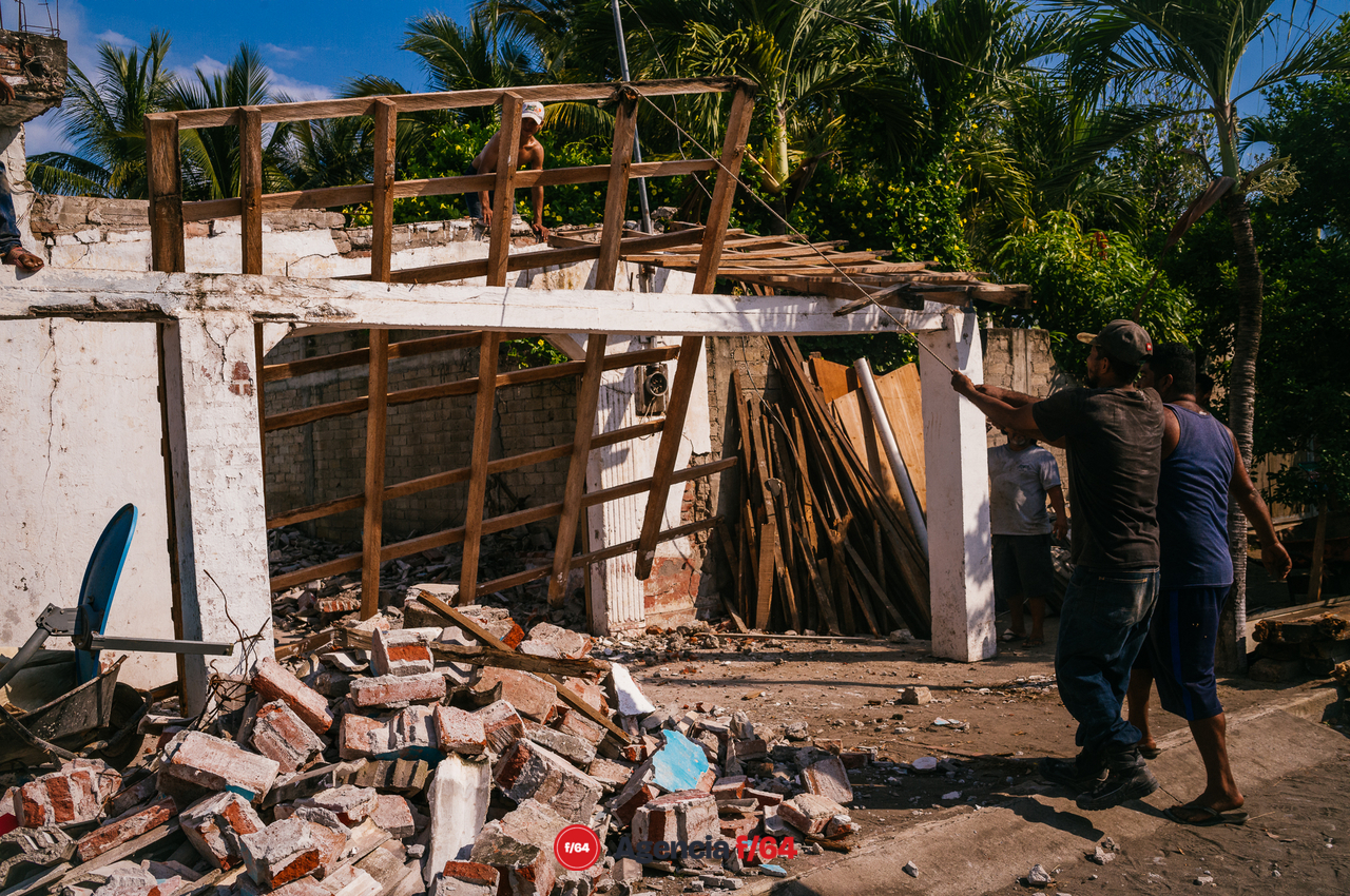 La comunidad más afectada del municipio de Cohuayana en Michoacán de Ocampo fue Boca de Apiza, comunidad pesquera y de servicios.
Aún esperan ayuda de parte de los tres niveles de gobierno para comenzar la reconstrucción.