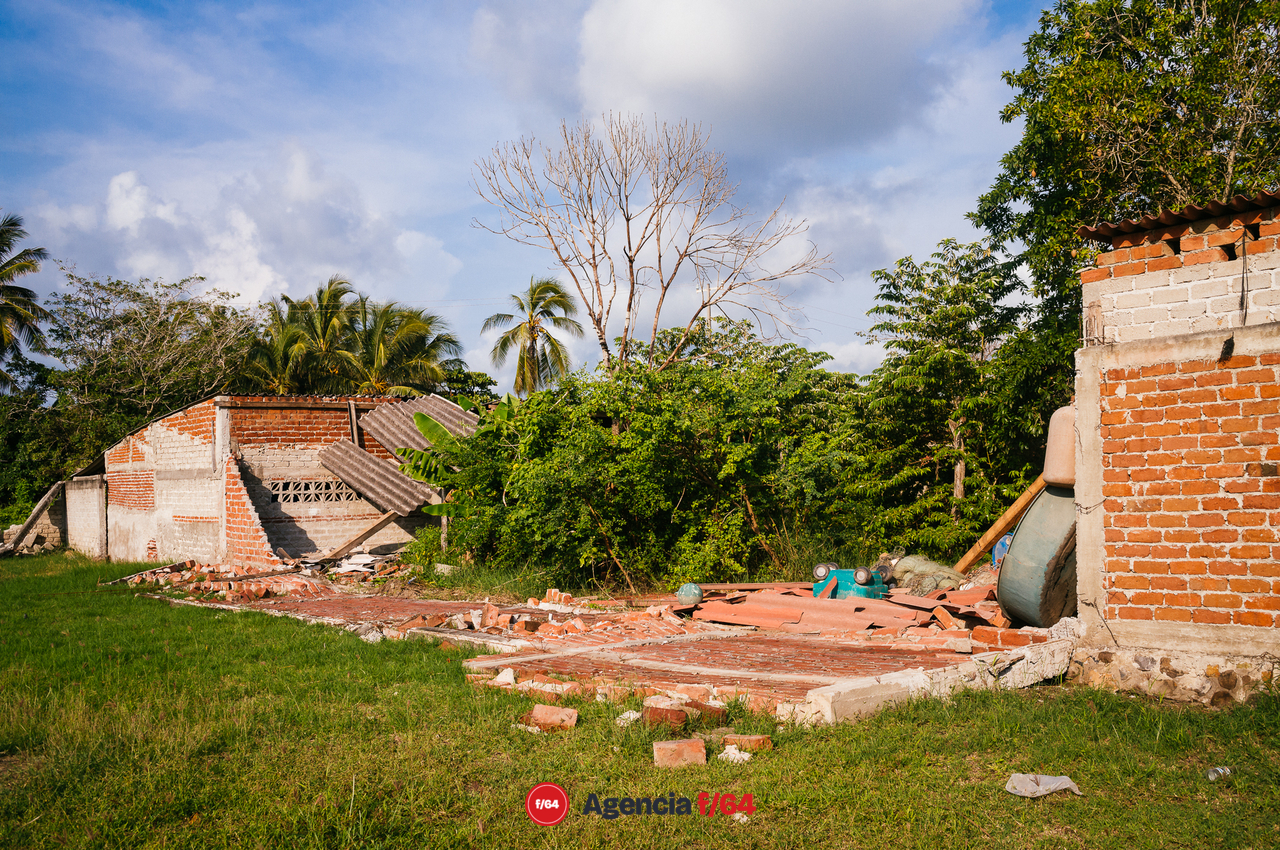 La comunidad más afectada del municipio de Cohuayana en Michoacán de Ocampo fue Boca de Apiza, comunidad pesquera y de servicios.
Aún esperan ayuda de parte de los tres niveles de gobierno para comenzar la reconstrucción.