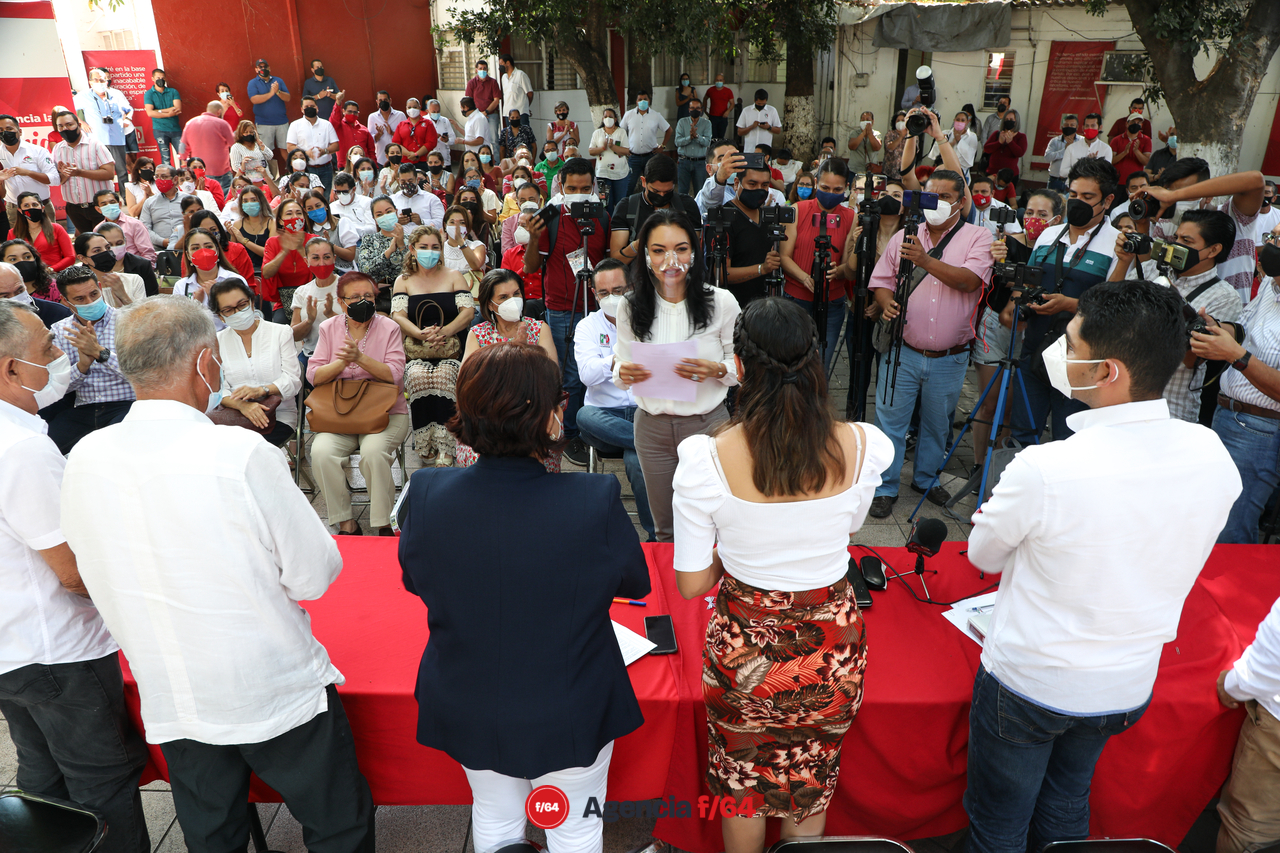 Mely Romero recibe de la Comisión de procesos internos del PRI  la constancia como precandidata a la gubernatura del Estado de Colima.