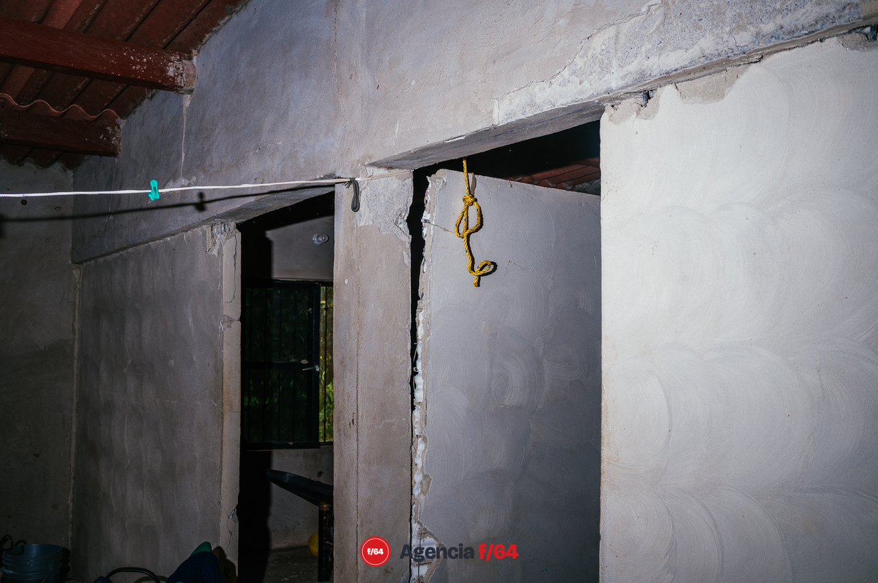 El Galaje, una comunidad pequeña en el municipio de Ixtlahuacán Colima sufre graves daños tras el sismo del 19 de septiembre 2022.
Habitantes duermen en cuartos improvisados de lámina y plástico o en casas de campaña en los gallineros.