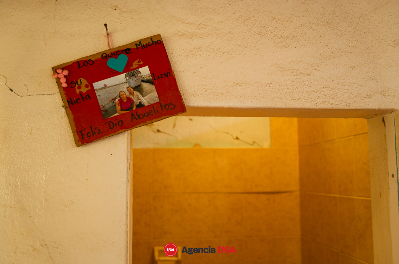 El Galaje, una comunidad pequeña en el municipio de Ixtlahuacán Colima sufre graves daños tras el sismo del 19 de septiembre 2022.
Habitantes duermen en cuartos improvisados de lámina y plástico o en casas de campaña en los gallineros.