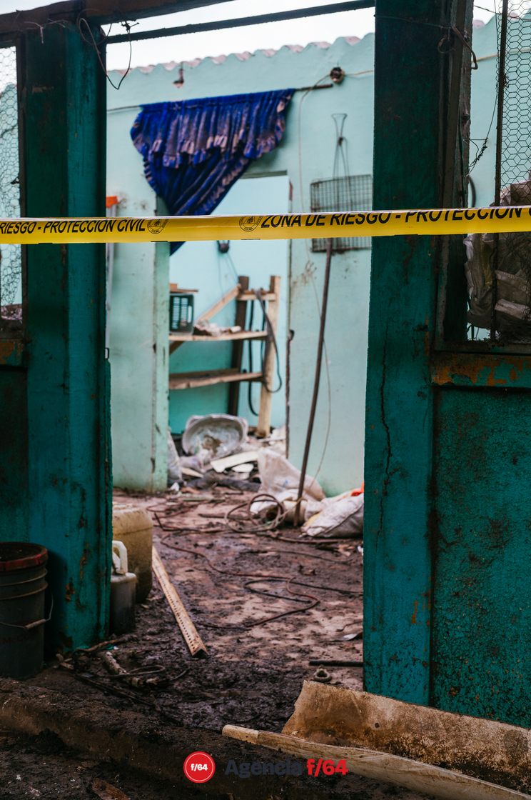 El Galaje, una comunidad pequeña en el municipio de Ixtlahuacán Colima sufre graves daños tras el sismo del 19 de septiembre 2022.
Habitantes duermen en cuartos improvisados de lámina y plástico o en casas de campaña en los gallineros.