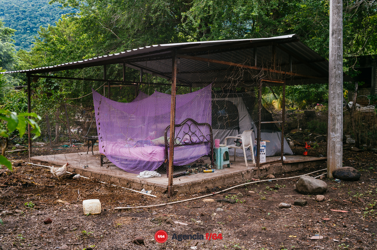 El Galaje, una comunidad pequeña en el municipio de Ixtlahuacán Colima sufre graves daños tras el sismo del 19 de septiembre 2022.
Habitantes duermen en cuartos improvisados de lámina y plástico o en casas de campaña en los gallineros.