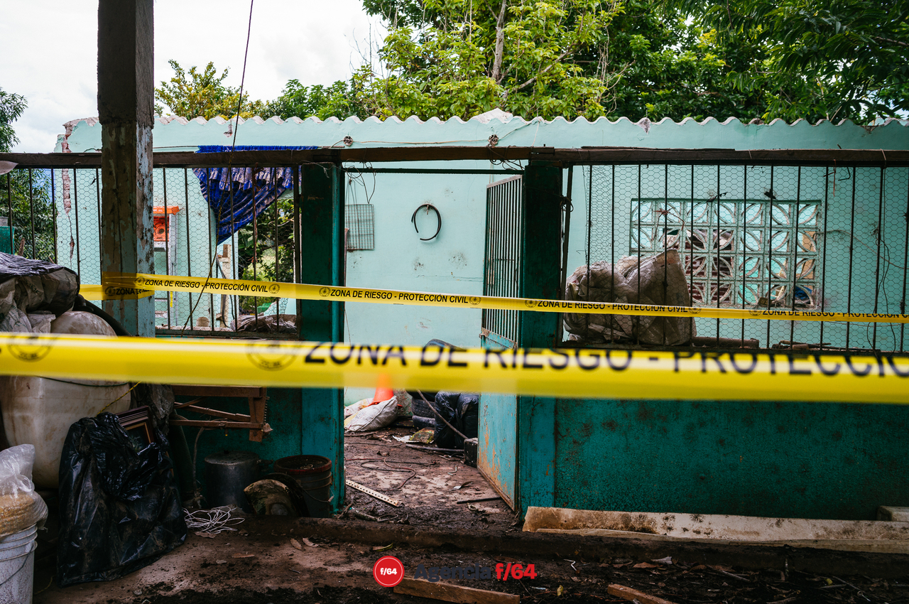 El Galaje, una comunidad pequeña en el municipio de Ixtlahuacán Colima sufre graves daños tras el sismo del 19 de septiembre 2022.
Habitantes duermen en cuartos improvisados de lámina y plástico o en casas de campaña en los gallineros.
