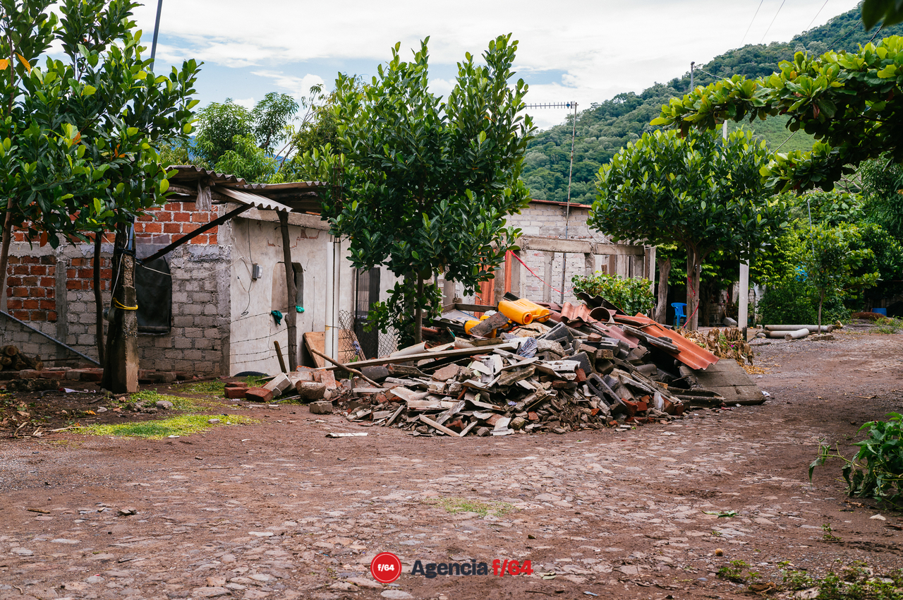 El Galaje, una comunidad pequeña en el municipio de Ixtlahuacán Colima sufre graves daños tras el sismo del 19 de septiembre 2022.
Habitantes duermen en cuartos improvisados de lámina y plástico o en casas de campaña en los gallineros.