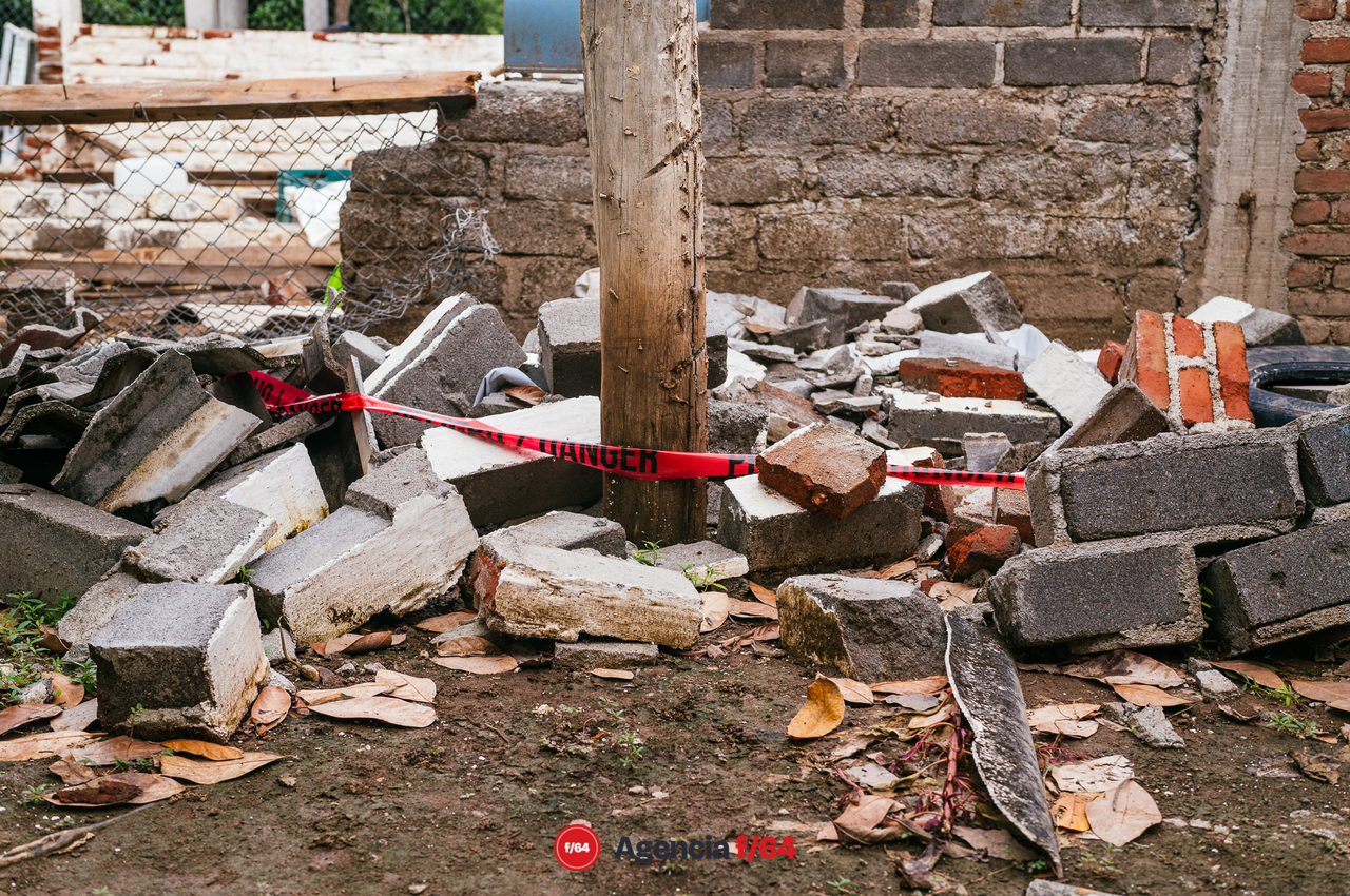 El Galaje, una comunidad pequeña en el municipio de Ixtlahuacán Colima sufre graves daños tras el sismo del 19 de septiembre 2022.
Habitantes duermen en cuartos improvisados de lámina y plástico o en casas de campaña en los gallineros.
