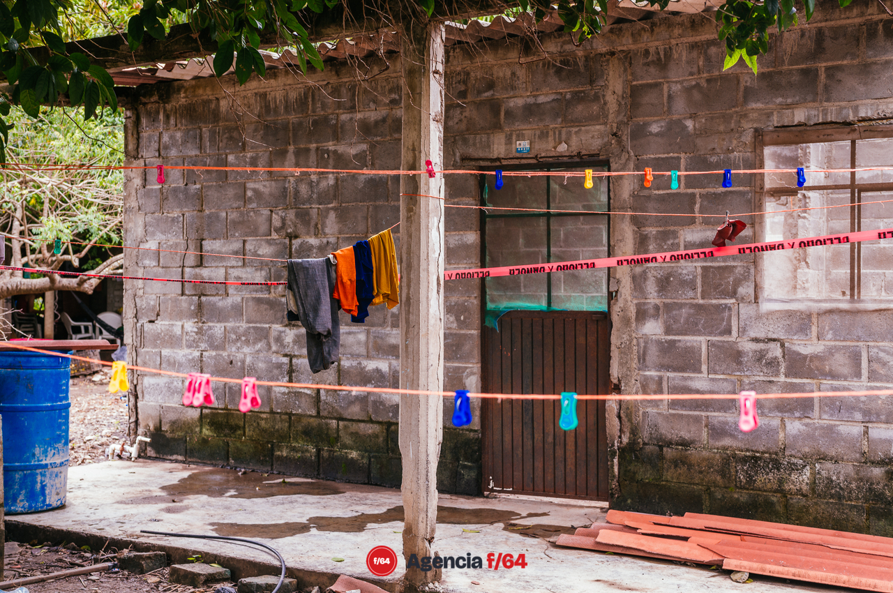 El Galaje, una comunidad pequeña en el municipio de Ixtlahuacán Colima sufre graves daños tras el sismo del 19 de septiembre 2022.
Habitantes duermen en cuartos improvisados de lámina y plástico o en casas de campaña en los gallineros.