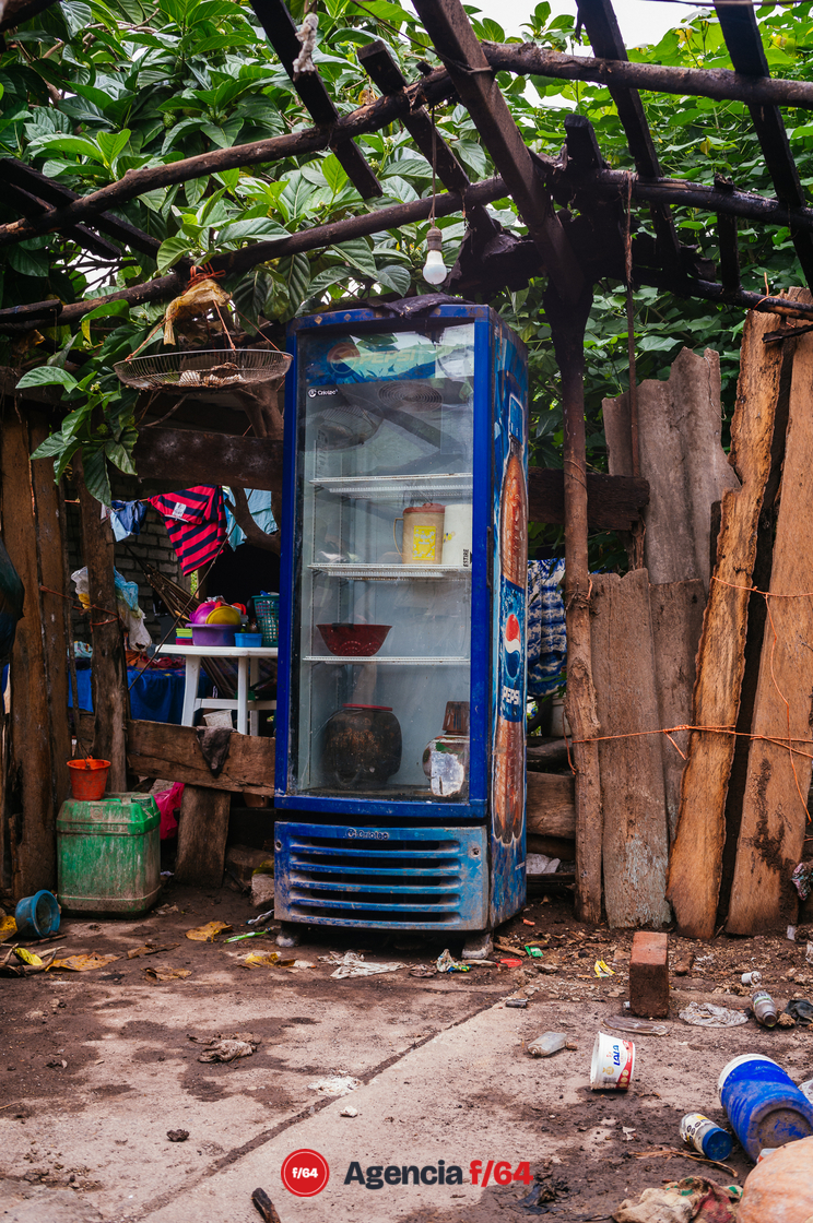 El Galaje, una comunidad pequeña en el municipio de Ixtlahuacán Colima sufre graves daños tras el sismo del 19 de septiembre 2022.
Habitantes duermen en cuartos improvisados de lámina y plástico o en casas de campaña en los gallineros.