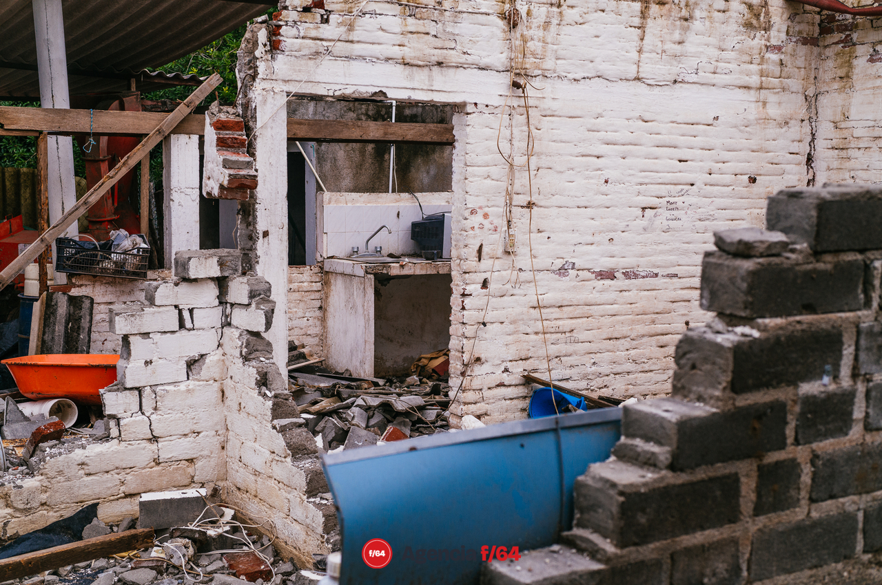 El Galaje, una comunidad pequeña en el municipio de Ixtlahuacán Colima sufre graves daños tras el sismo del 19 de septiembre 2022.
Habitantes duermen en cuartos improvisados de lámina y plástico o en casas de campaña en los gallineros.