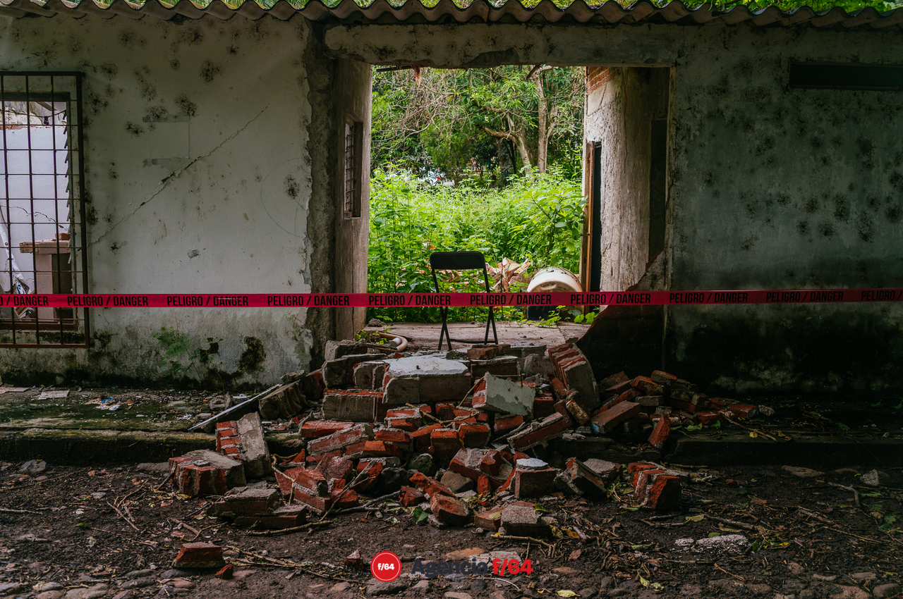 El Galaje, una comunidad pequeña en el municipio de Ixtlahuacán Colima sufre graves daños tras el sismo del 19 de septiembre 2022.
Habitantes duermen en cuartos improvisados de lámina y plástico o en casas de campaña en los gallineros.