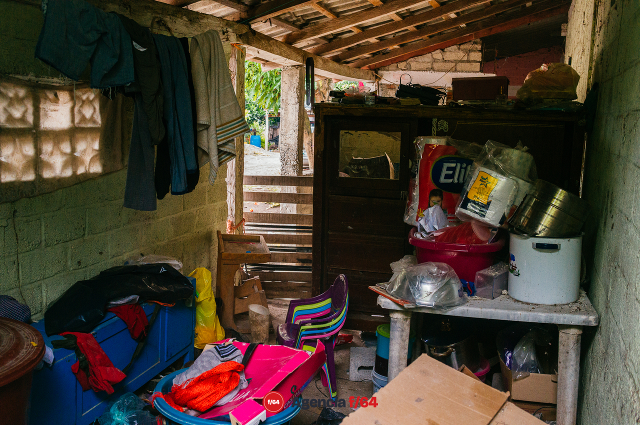 El Galaje, una comunidad pequeña en el municipio de Ixtlahuacán Colima sufre graves daños tras el sismo del 19 de septiembre 2022.
Habitantes duermen en cuartos improvisados de lámina y plástico o en casas de campaña en los gallineros.