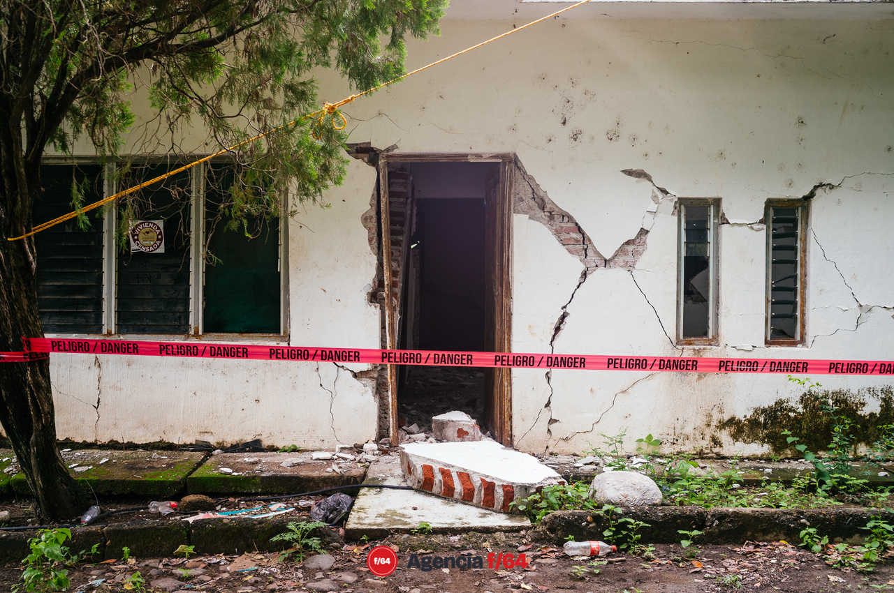 El Galaje, una comunidad pequeña en el municipio de Ixtlahuacán Colima sufre graves daños tras el sismo del 19 de septiembre 2022.
Habitantes duermen en cuartos improvisados de lámina y plástico o en casas de campaña en los gallineros.