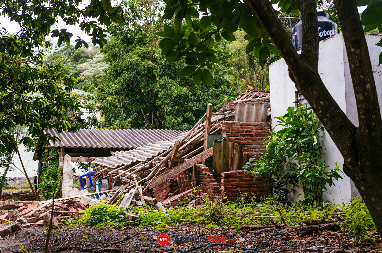 El Galaje, una comunidad pequeña en el municipio de Ixtlahuacán Colima sufre graves daños tras el sismo del 19 de septiembre 2022.
Habitantes duermen en cuartos improvisados de lámina y plástico o en casas de campaña en los gallineros.