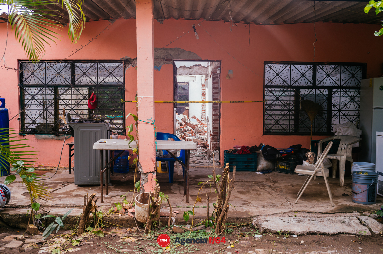 El Galaje, una comunidad pequeña en el municipio de Ixtlahuacán Colima sufre graves daños tras el sismo del 19 de septiembre 2022.
Habitantes duermen en cuartos improvisados de lámina y plástico o en casas de campaña en los gallineros.