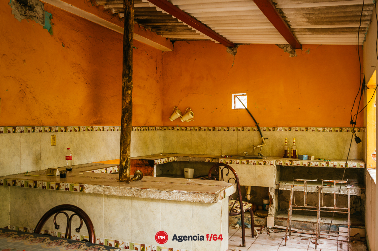 El Galaje, una comunidad pequeña en el municipio de Ixtlahuacán Colima sufre graves daños tras el sismo del 19 de septiembre 2022.
Habitantes duermen en cuartos improvisados de lámina y plástico o en casas de campaña en los gallineros.