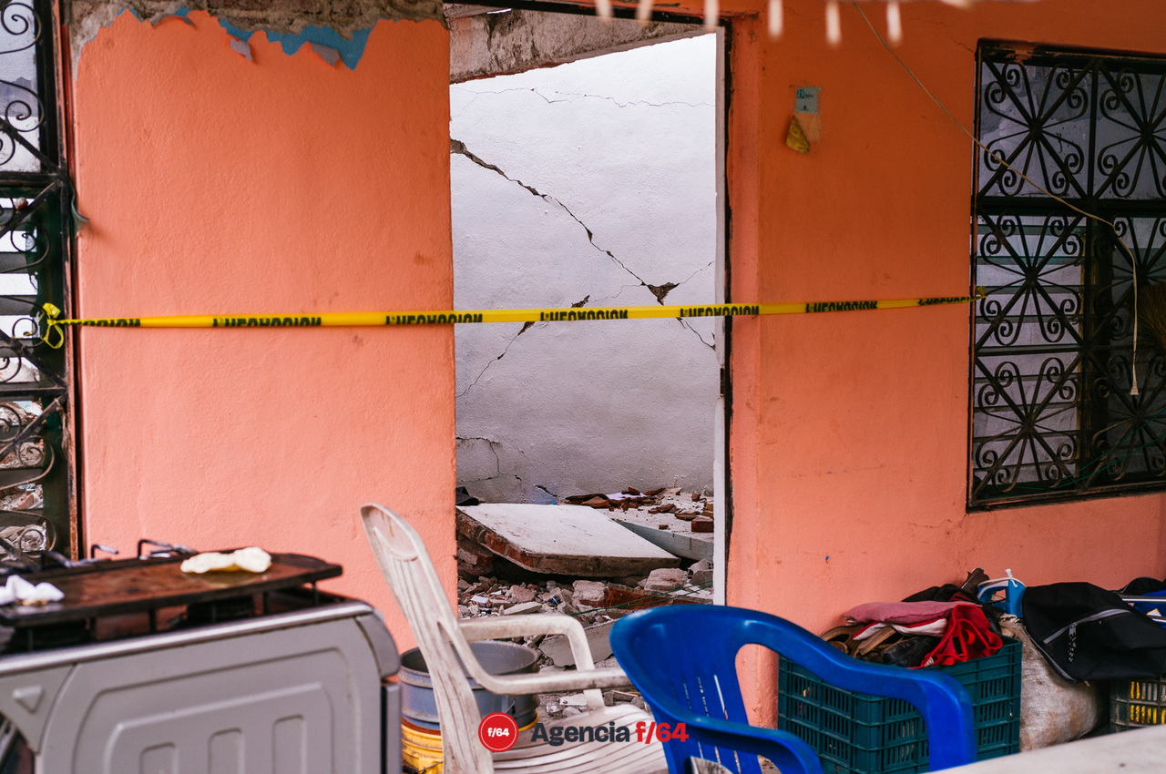 El Galaje, una comunidad pequeña en el municipio de Ixtlahuacán Colima sufre graves daños tras el sismo del 19 de septiembre 2022.
Habitantes duermen en cuartos improvisados de lámina y plástico o en casas de campaña en los gallineros.