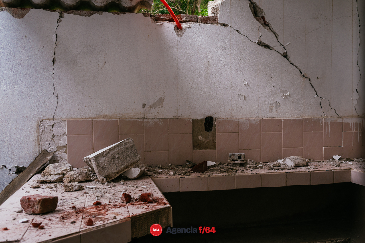 El Galaje, una comunidad pequeña en el municipio de Ixtlahuacán Colima sufre graves daños tras el sismo del 19 de septiembre 2022.
Habitantes duermen en cuartos improvisados de lámina y plástico o en casas de campaña en los gallineros.