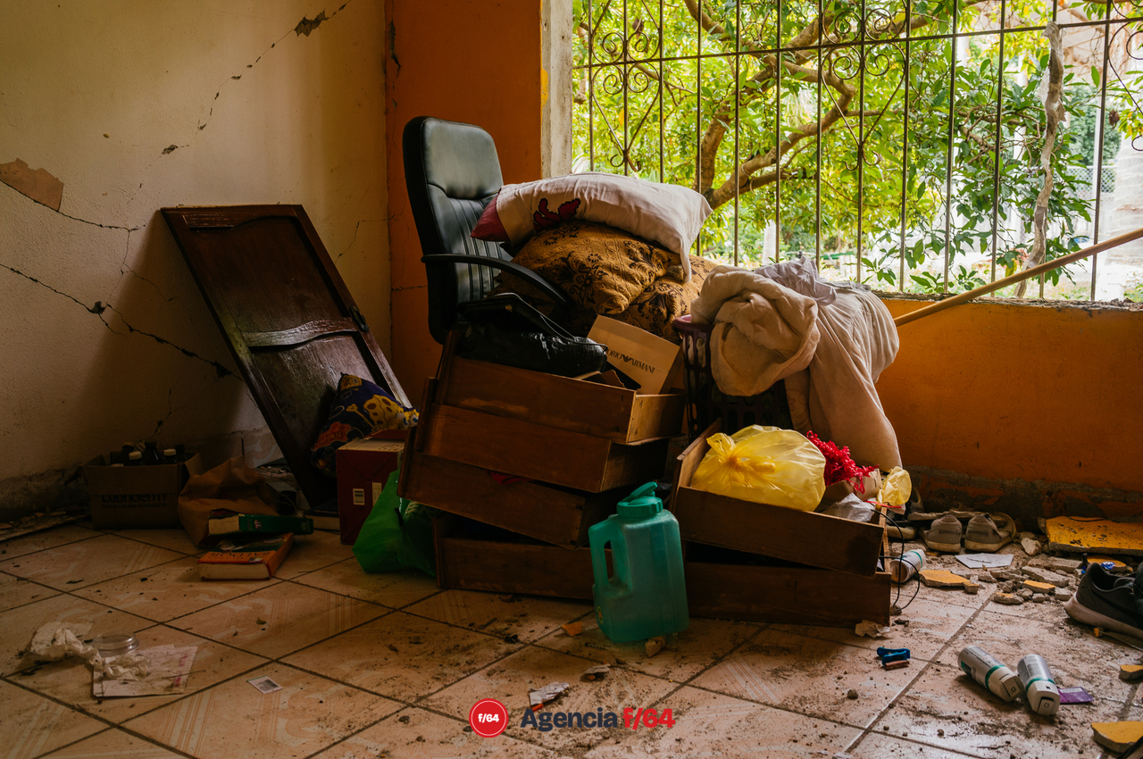 El Galaje, una comunidad pequeña en el municipio de Ixtlahuacán Colima sufre graves daños tras el sismo del 19 de septiembre 2022.
Habitantes duermen en cuartos improvisados de lámina y plástico o en casas de campaña en los gallineros.