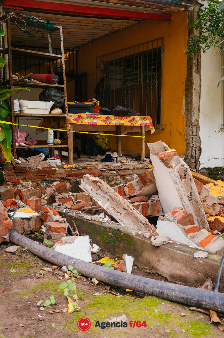 El Galaje, una comunidad pequeña en el municipio de Ixtlahuacán Colima sufre graves daños tras el sismo del 19 de septiembre 2022.
Habitantes duermen en cuartos improvisados de lámina y plástico o en casas de campaña en los gallineros.