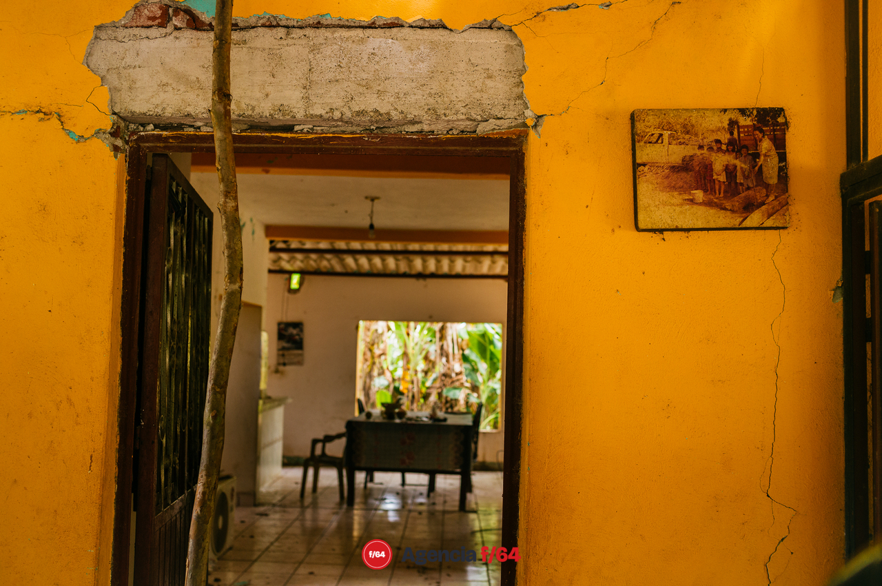 El Galaje, una comunidad pequeña en el municipio de Ixtlahuacán Colima sufre graves daños tras el sismo del 19 de septiembre 2022.
Habitantes duermen en cuartos improvisados de lámina y plástico o en casas de campaña en los gallineros.