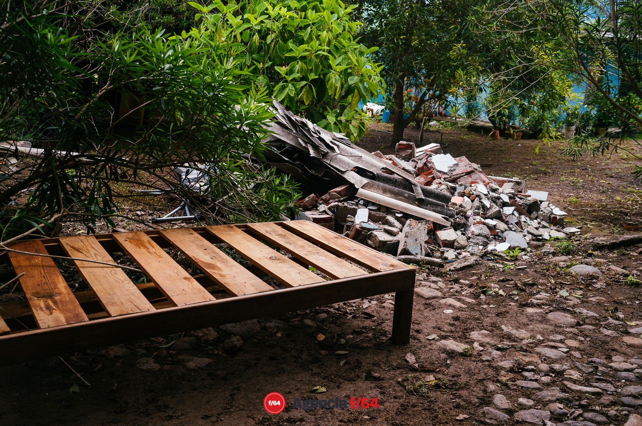 El Galaje, una comunidad pequeña en el municipio de Ixtlahuacán Colima sufre graves daños tras el sismo del 19 de septiembre 2022.
Habitantes duermen en cuartos improvisados de lámina y plástico o en casas de campaña en los gallineros.