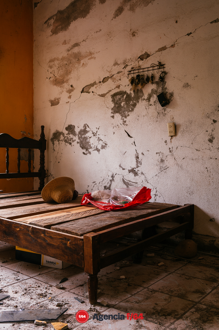El Galaje, una comunidad pequeña en el municipio de Ixtlahuacán Colima sufre graves daños tras el sismo del 19 de septiembre 2022.
Habitantes duermen en cuartos improvisados de lámina y plástico o en casas de campaña en los gallineros.