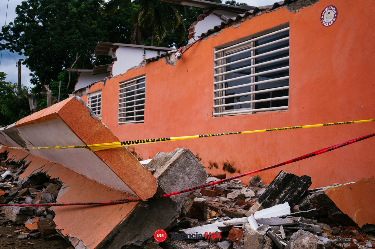 El Galaje, una comunidad pequeña en el municipio de Ixtlahuacán Colima sufre graves daños tras el sismo del 19 de septiembre 2022.
Habitantes duermen en cuartos improvisados de lámina y plástico o en casas de campaña en los gallineros.