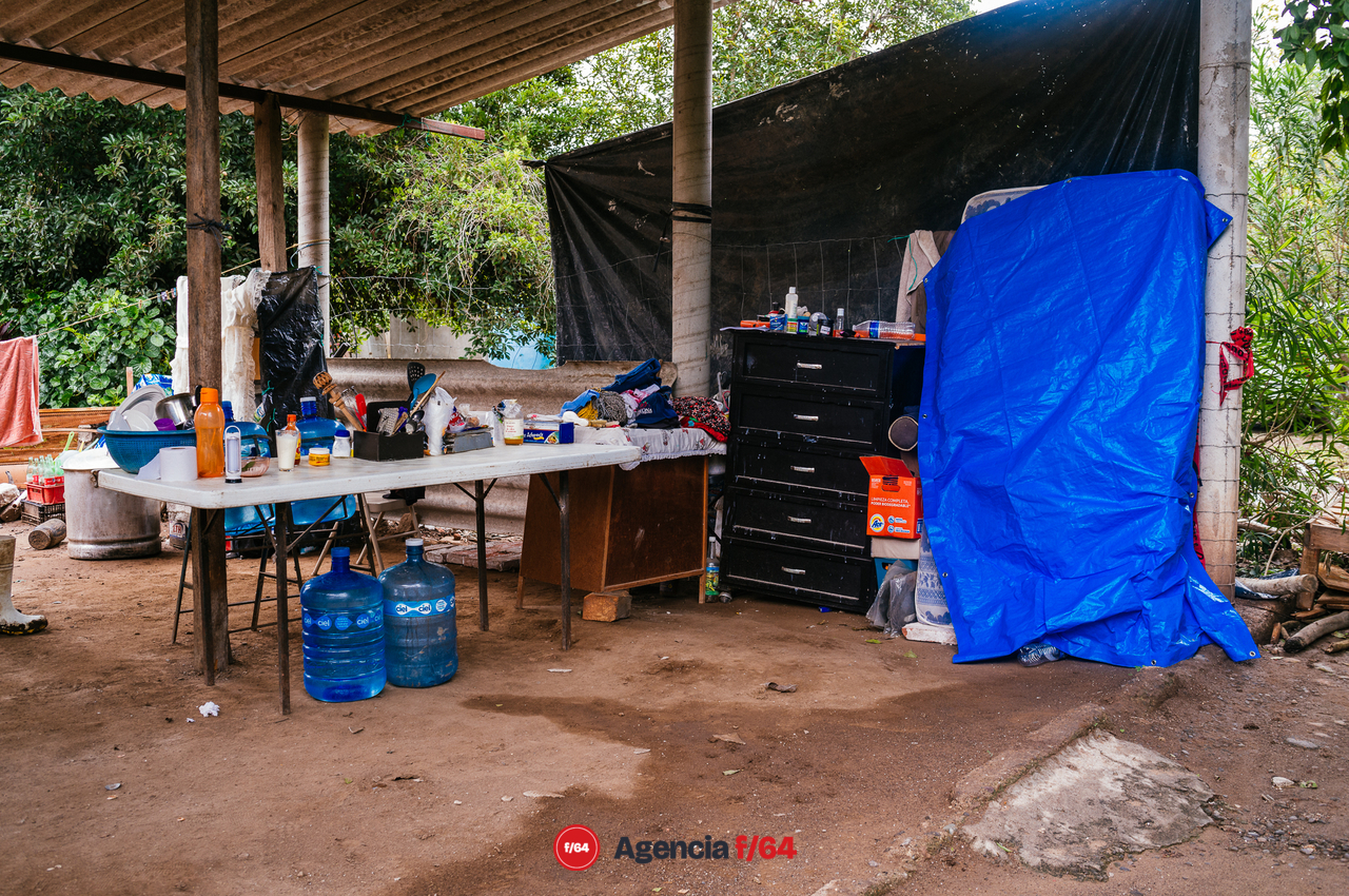 El Galaje, una comunidad pequeña en el municipio de Ixtlahuacán Colima sufre graves daños tras el sismo del 19 de septiembre 2022.
Habitantes duermen en cuartos improvisados de lámina y plástico o en casas de campaña en los gallineros.