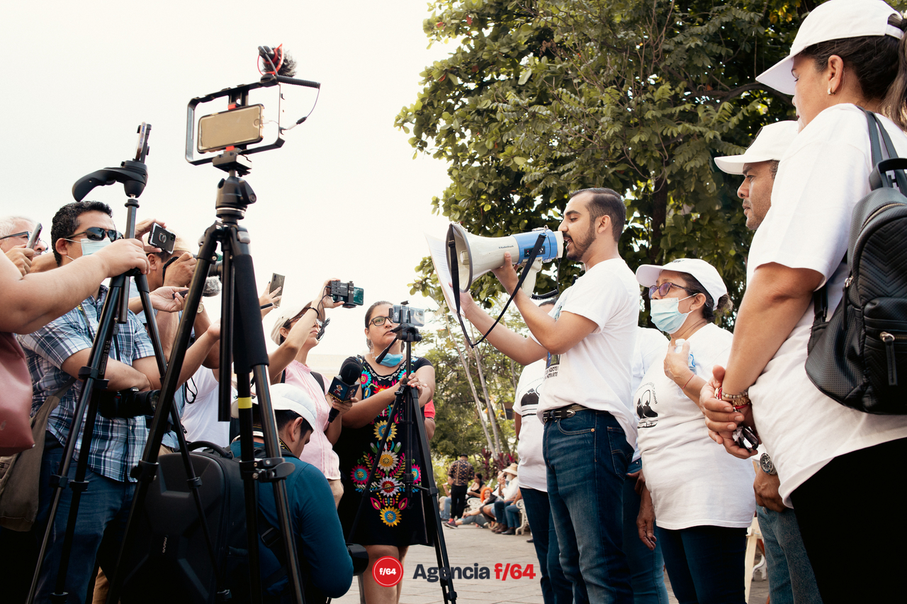 Marcha en conmemoración por el Día Internacional de las Víctimas de Desaparición Forzada en Colima, Colima.

Integrantes de Red de Desaparecidos Colima A.C.

Foto: Ingrid Acosta.