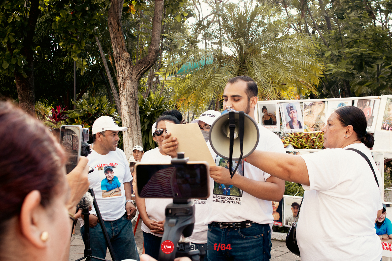 Marcha en conmemoración por el Día Internacional de las Víctimas de Desaparición Forzada en Colima, Colima.

Integrantes de Red de Desaparecidos Colima A.C.

Foto: Ingrid Acosta.