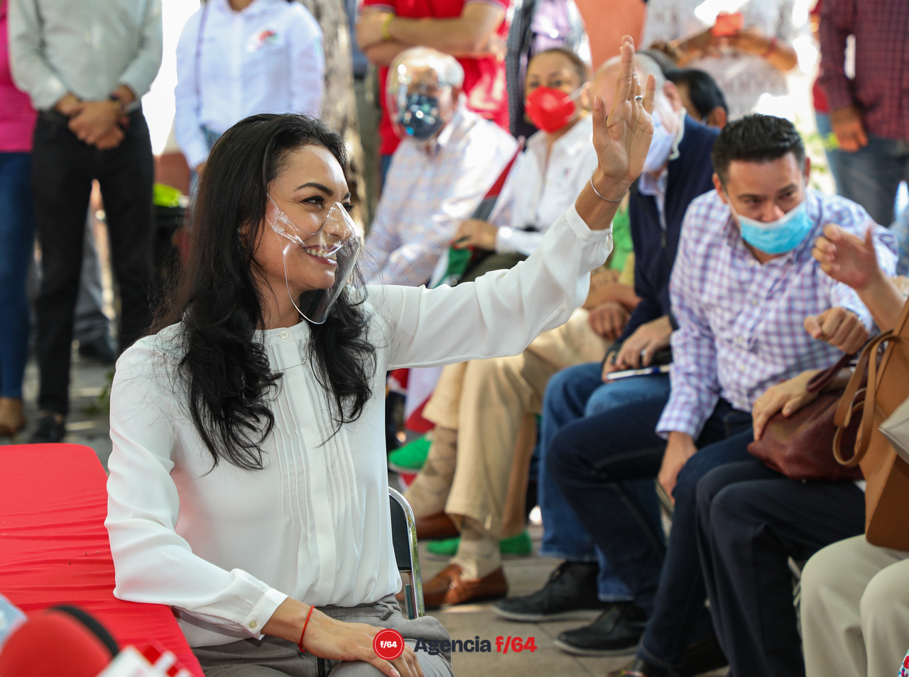Mely Romero saludando a los miembros del Partido y público presente en su registro como precandidata a gobernadora del Estado de Colima por Partido Revolucionario Institucional.