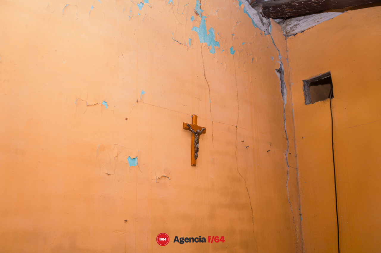 El hogar de la señora Elvia de Tecomán tuvo afectaciones que lo hacen inhabitable. Las tejas del techo ya no existen y sus muebles, que le compró su difunto esposo, están amontonados tratando que no se mojen con las lluvias de la temporada.