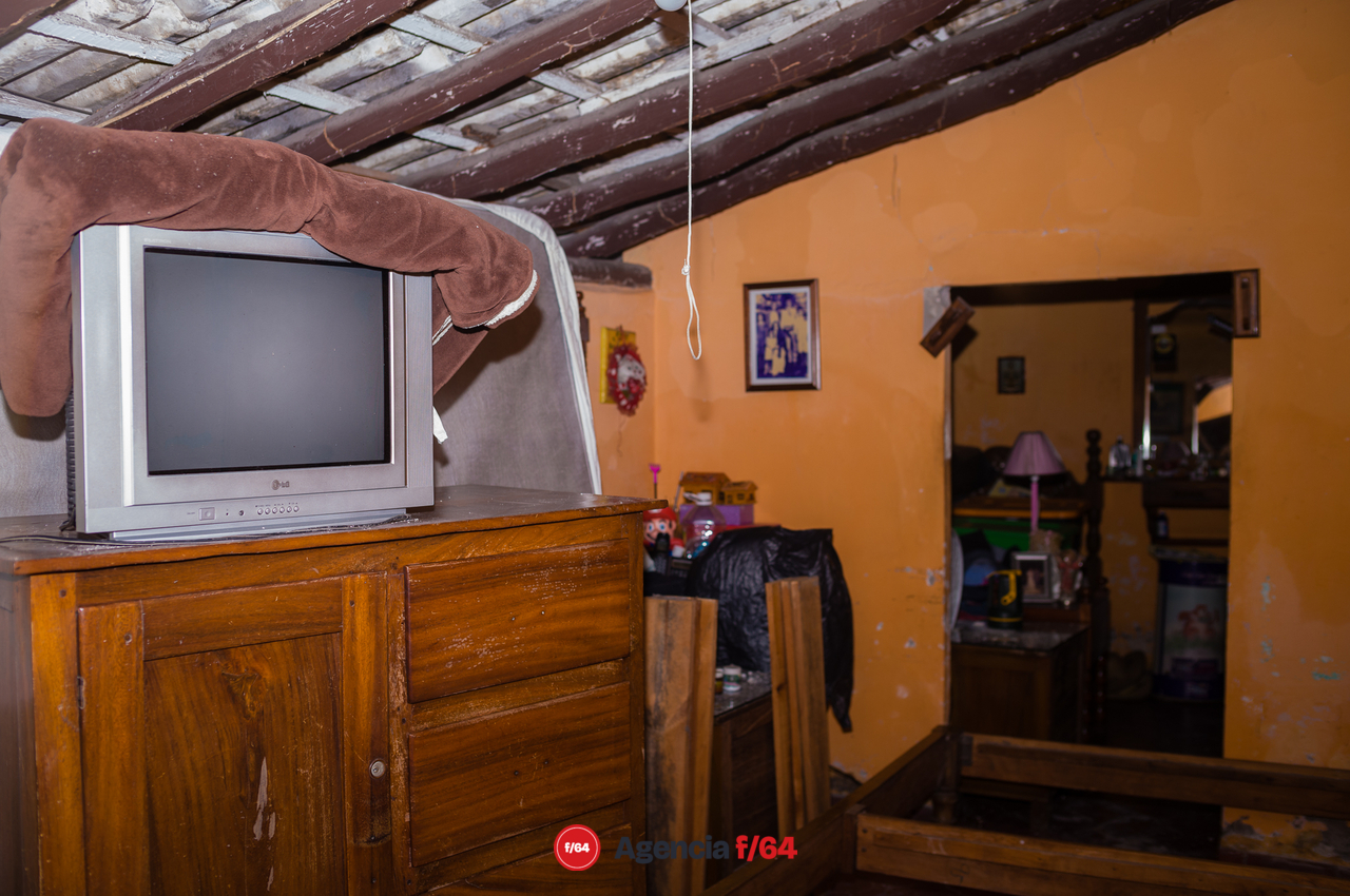 El hogar de la señora Elvia de Tecomán tuvo afectaciones que lo hacen inhabitable. Las tejas del techo ya no existen y sus muebles, que le compró su difunto esposo, están amontonados tratando que no se mojen con las lluvias de la temporada.