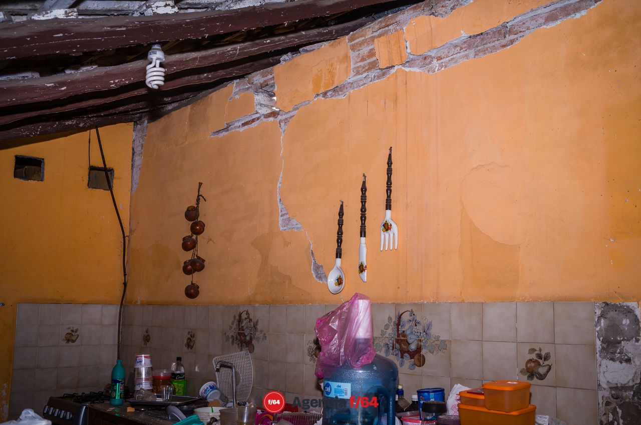 El hogar de la señora Elvia de Tecomán tuvo afectaciones que lo hacen inhabitable. Las tejas del techo ya no existen y sus muebles, que le compró su difunto esposo, están amontonados tratando que no se mojen con las lluvias de la temporada.