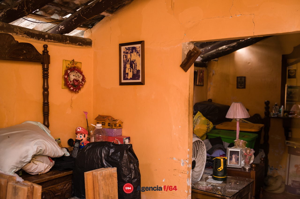 El hogar de la señora Elvia de Tecomán tuvo afectaciones que lo hacen inhabitable. Las tejas del techo ya no existen y sus muebles, que le compró su difunto esposo, están amontonados tratando que no se mojen con las lluvias de la temporada.