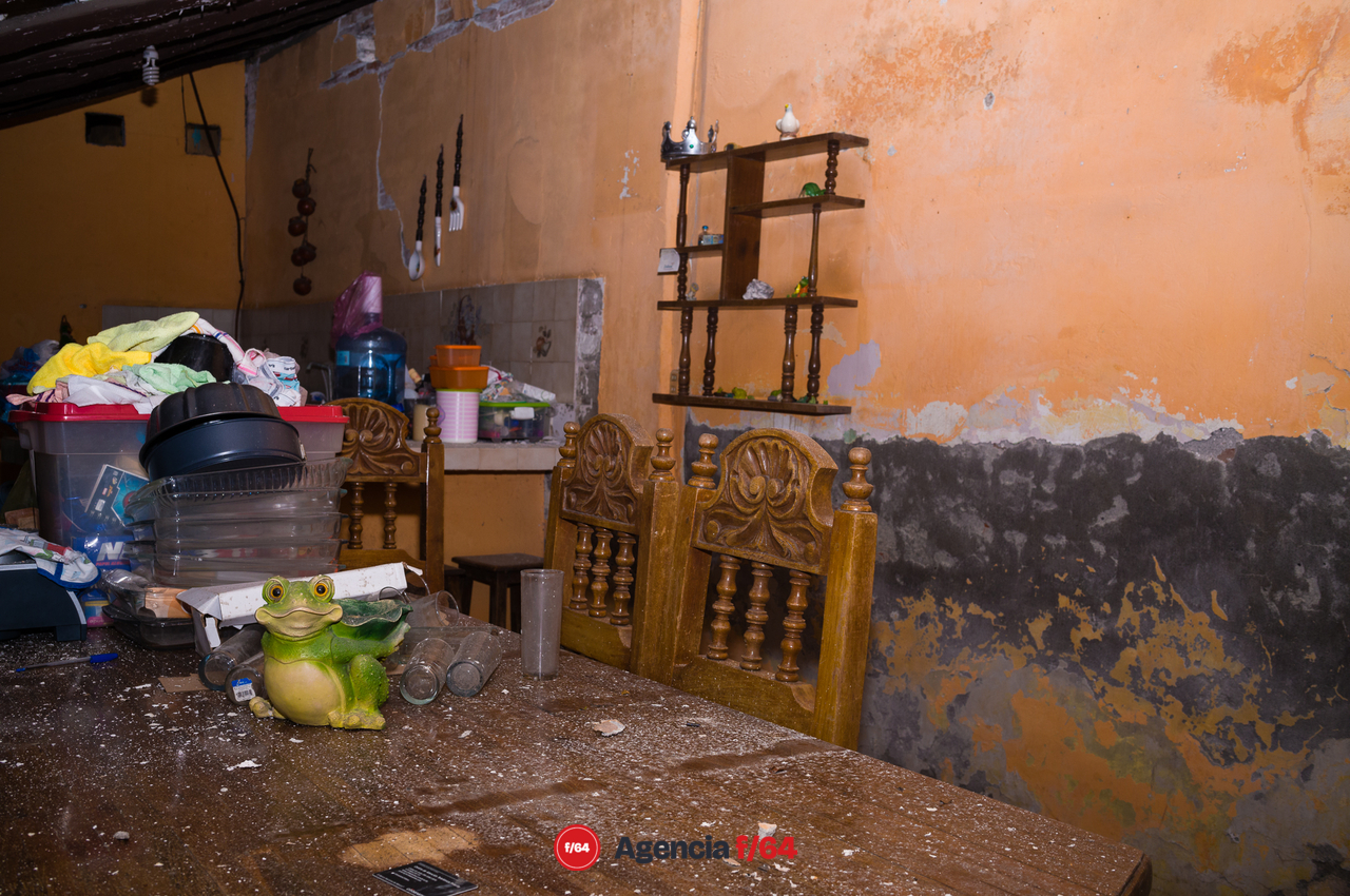El hogar de la señora Elvia de Tecomán tuvo afectaciones que lo hacen inhabitable. Las tejas del techo ya no existen y sus muebles, que le compró su difunto esposo, están amontonados tratando que no se mojen con las lluvias de la temporada.