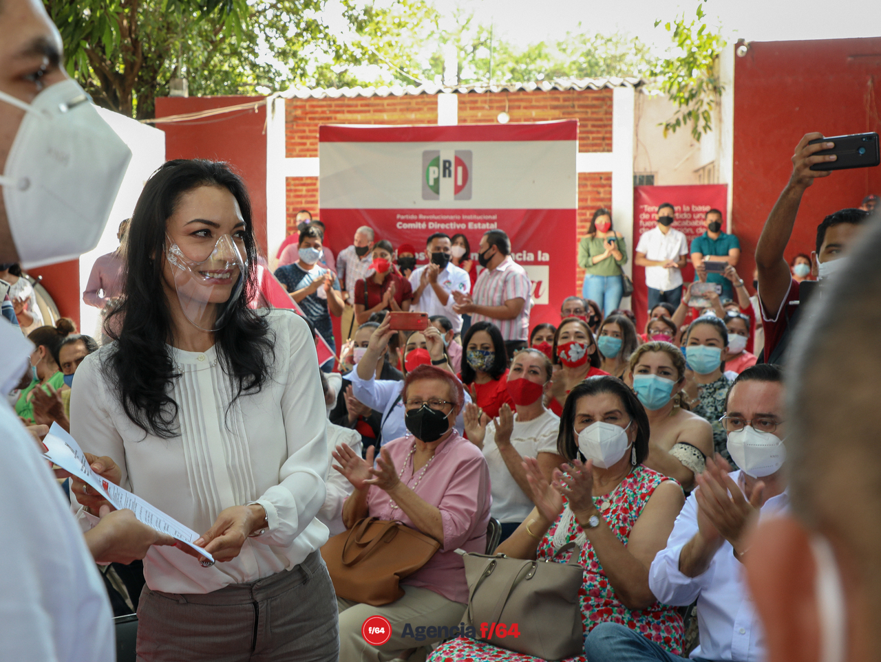 Mely Romero en la recepción y revisión de los documentos para su registro como precandidata por el Partido Revolucionario Institucional.