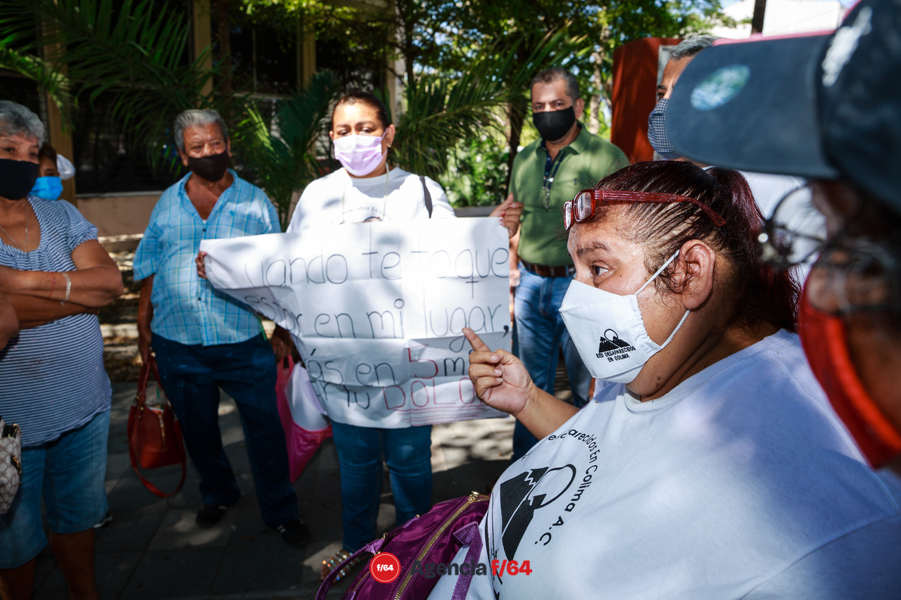 El Colectivo Red de Desaparecidos de Colima A.C. platicó unos minutos al finalizar la comparecencia con el diputado local Vladimir Parra.