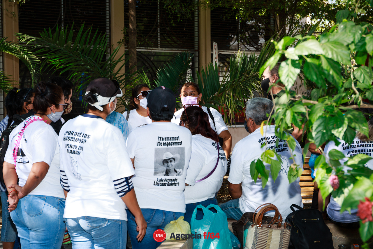 El Colectivo Red de Desaparecidos de Colima A.C. después de la sesión del congreso se organiza para las siguientes acciones.