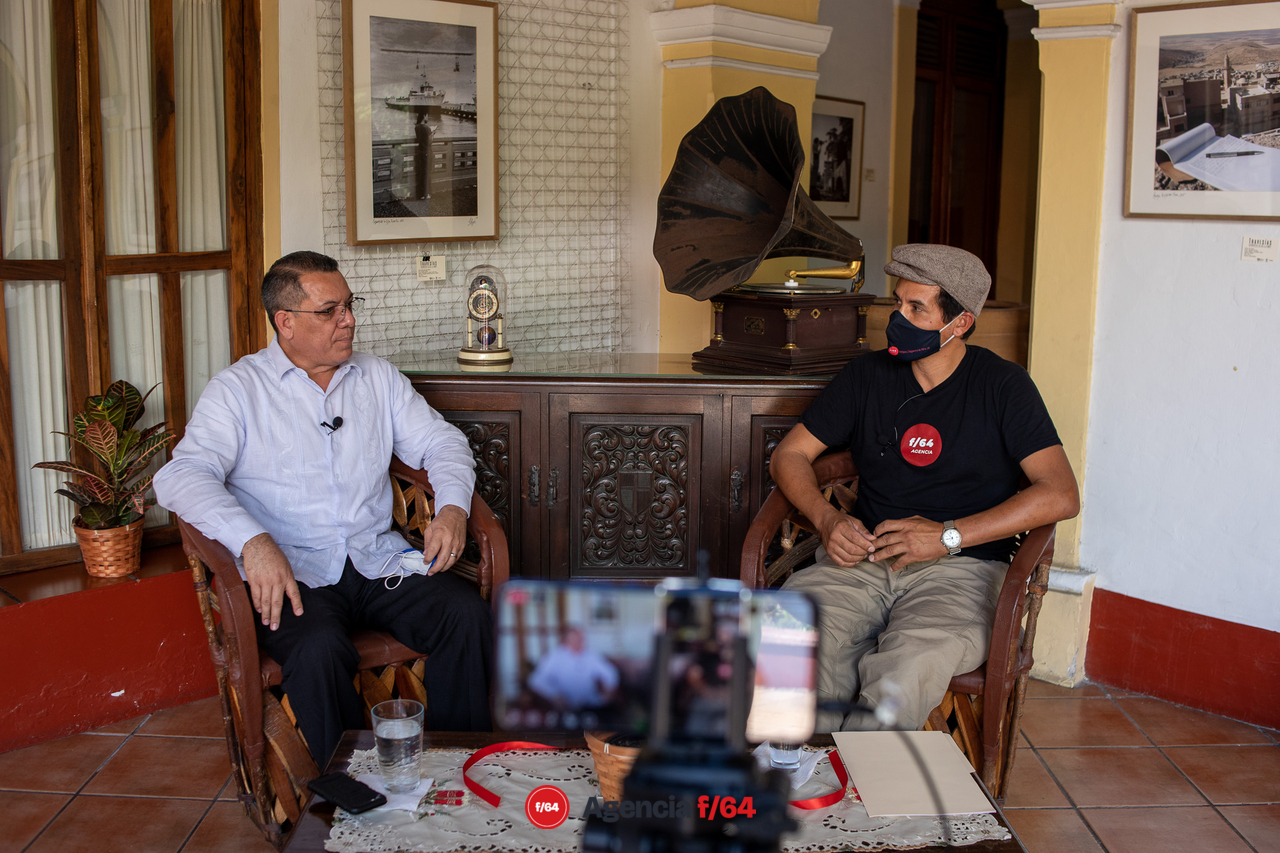 El fotógrafo Gustavo Vilchis y el director de La Casa de Archivo, el historiador Noé Guerra.