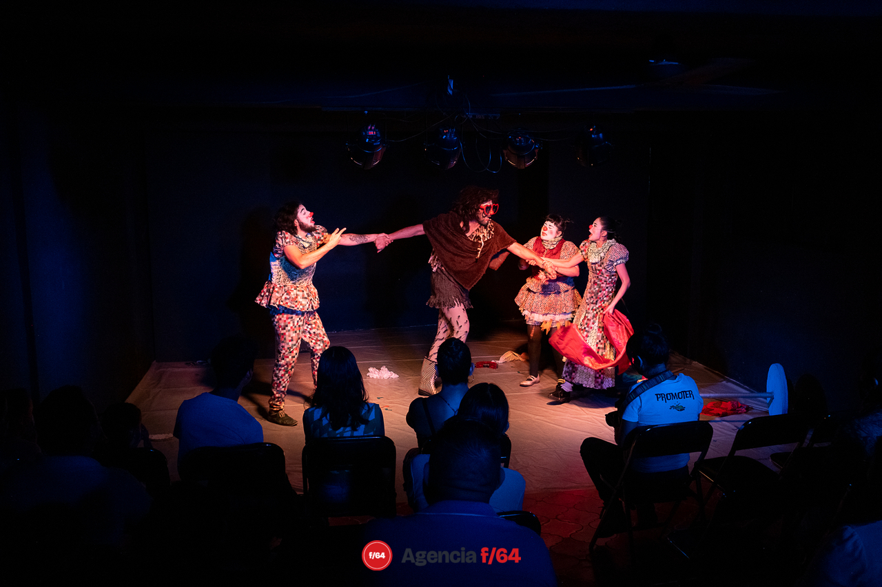 Palabras para enamorar a una mujer barbuda.
JajalisClownsteatro.
Casa Caracol.