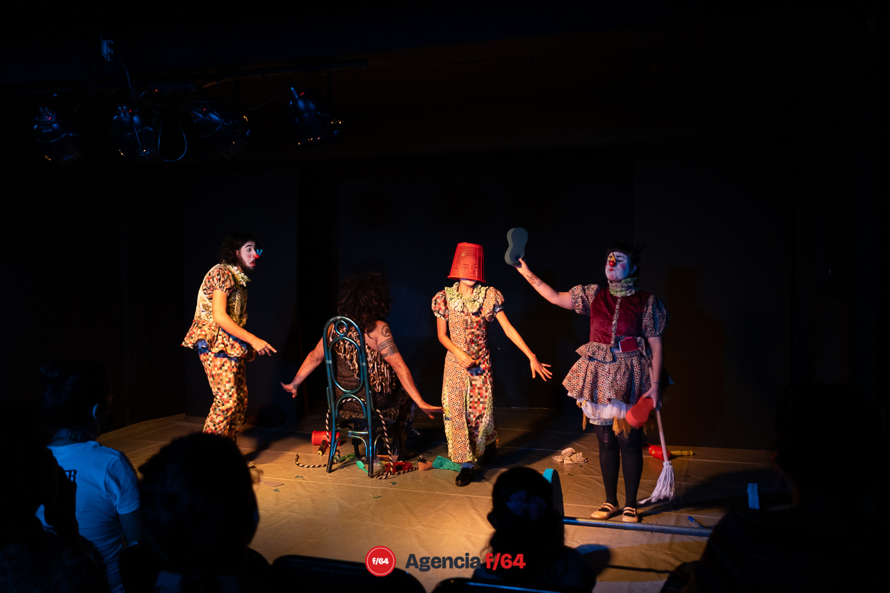 Palabras para enamorar a una mujer barbuda.
JajalisClownsteatro.
Casa Caracol.