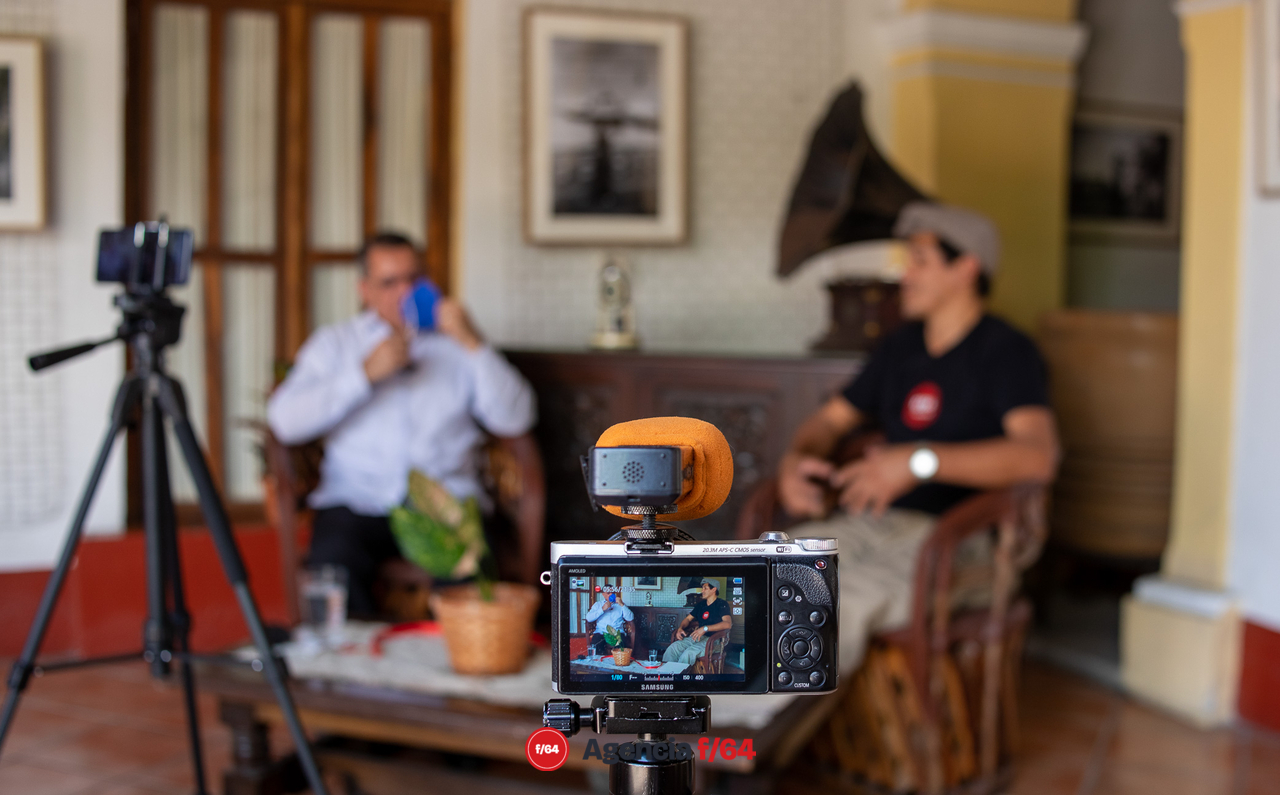El fotógrafo Gustavo Vilchis y el director de La Casa de Archivo, el historiador Noé Guerra.