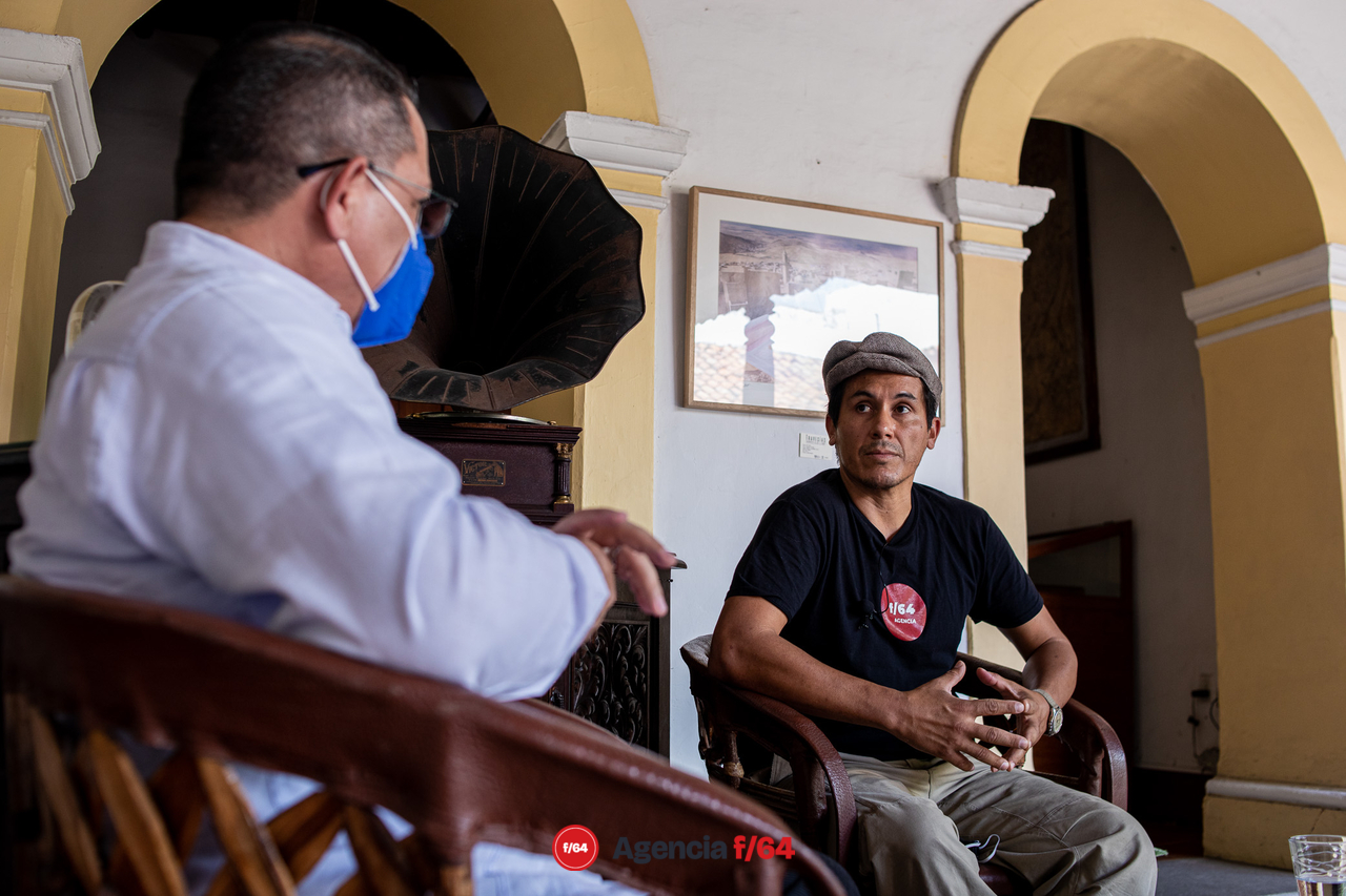 El fotógrafo Gustavo Vilchis y el director de La Casa de Archivo, el historiador Noé Guerra.