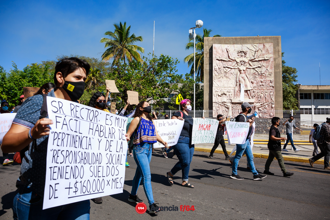 Los estudiantes también lanzaron consignas contra la Federación de Estudiantes Colimenses (FEC) indicando que dicha organización no los representa.