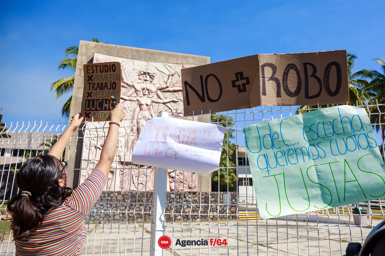 Fuera de rectoría gritaban que querían ser escuchados a las pocas personas que se asomaban por las ventanas de rectoría.